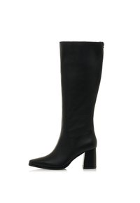 Schwarze knielange Lederstiefel mit einem quadratischen Blockabsatz und spitzer Zehenform, von der Seite auf einem weißen Hintergrund gezeigt.