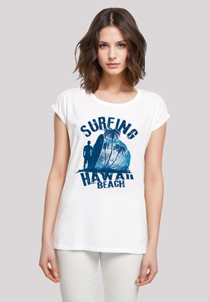 Weißes Baumwoll-T-Shirt mit einem blauen Grafikdruck eines Surfers, umgeben von Palmen und dem Text "Surfing Hawaii Beach". Mit rundem Ausschnitt und kurzen Ärmeln.