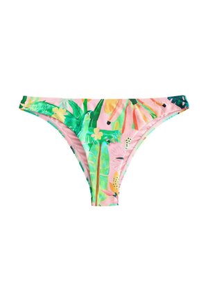 Slip de bikini roz cu frunze tropicale verzi, flori galbene și un design cu un papagal verde pe material.