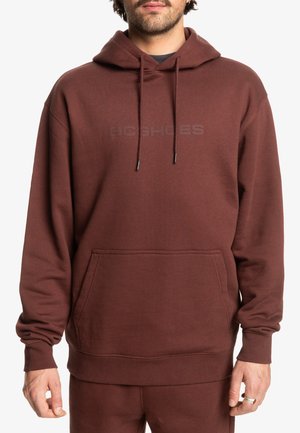 Bordeaux hoodie met een buidelzak, ribgebreide cuffs en zoom, voorzien van een subtiele logo-print over de borst in dezelfde kleur.