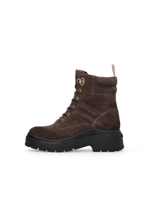Stivaletti alla caviglia in suede marrone con punta arrotondata, caratterizzati da occhiali in metallo, lacci frontali, suola in gomma e linguetta sul retro.