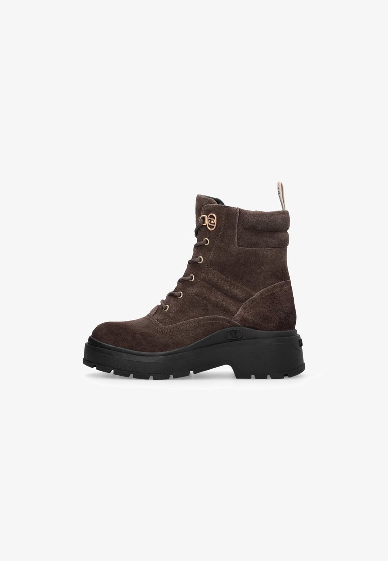 Botine din suede maro, la nivelul gleznei, cu vârful rotunjit, dotate cu ochiuri metalice, sistem de prindere cu șnururi în față, talpă din cauciuc și fâșie în spate pentru a fi ușor de încălțat.
