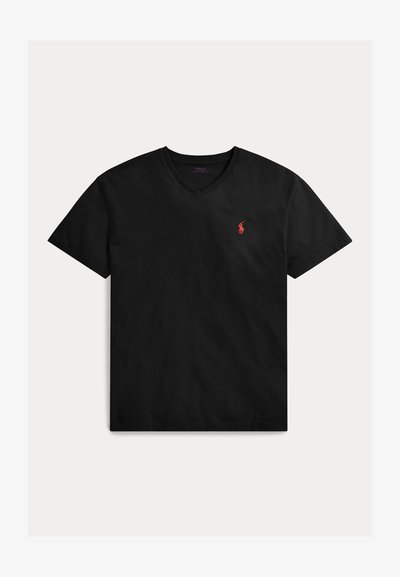 Črna bombažna majica z v-izrezom, kratkimi rokavi in majhnim rdečim logotipom na levi strani prsnega koša. Gladek tekstura in priložnostna zasnova.