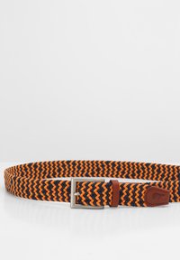 Gevlochten riem met afwisselende oranje en zwarte zigzagpatronen, voorzien van een zilveren metalen gesp en een bruine leren accent. Duurzaam en flexibel ontwerp.