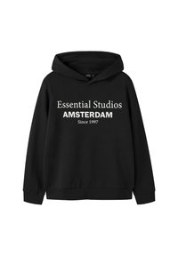 Hoodie noir en tissu côtelé avec une poche kangourou à l'avant, une capuche avec un cordon de serrage, et un texte imprimé blanc : "Essential Studios AMSTERDAM Depuis 1997."
