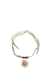 Collana con nastro verde trasparente, caratterizzata da un pendente a stella in oro martellato e due perle viola. Design leggero e testurizzato.