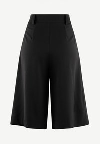 Černé široké kalhoty s plisé vpředu, vysokým pasem a hladkou texturou látky. Vyznačují se čistým, minimalistickým designem bez viditelného kovového prvku.