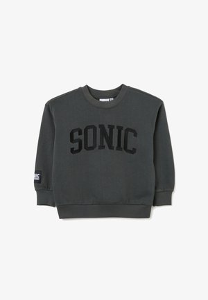 Sudadera gris con "SONIC" en gran bordado negro en la parte frontal. Cuenta con puños y dobladillo acanalados y un pequeño parche de marca en la manga.