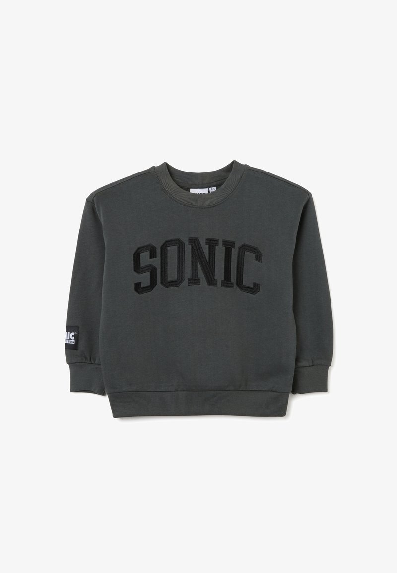 Sudadera gris con "SONIC" en gran bordado negro en la parte frontal. Cuenta con puños y dobladillo acanalados y un pequeño parche de marca en la manga.