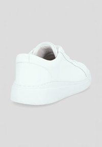 Białe skórzane sneakersy o zaokrąglonym kształcie, g ładkiej teksturze i tonalnym przeszyciu. Posiadają płaską, gumową podeszwę i minimalistyczny design.