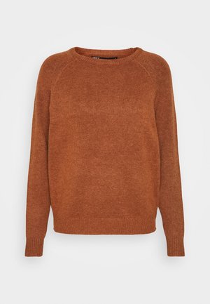 Pull en tricot marron avec un col rond, des manches longues raglan, des poignets et un ourlet côtelés. Texture douce, design décontracté, adapté pour la superposition.
