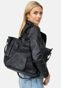 Zwarte leren schoudertas met gestructureerde afwerking, grote hoofdcompartiment, bovenhandvatten en voorzak met rits. Inclusief verstelbare schouderriem.