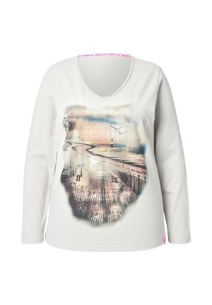 Camisa de manga larga color gris claro con un estampado de escena de playa en tonos suaves, con un escote ancho y una etiqueta de marca rosa en el dobladillo.