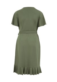 Rochie de culoare verde oliv, cu mâneci scurte și ușor evazate, talie accentuată cu brâu și tiv volănat la fustă. Textură de țesătură netedă.