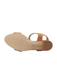 Tan suède hoge hak sandaal met een gestructureerde beige zool, open teen en twee verstelbare straps voor een goede pasvorm. Maat 38 gemarkeerd op de zool.