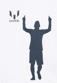 Λευκό μπλουζάκι με μαύρη σιλουέτα ενός ατόμου με τα χέρια ψηλά, δίπλα σε ένα μαύρο λογότυπο και τη λέξη "MESSi" με κεφαλαία γράμματα.