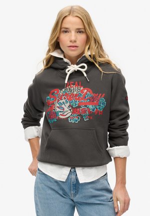 Donkergrijze hoodie met een grote, kleurrijke grafische afbeelding met bloem accenten. Het heeft een kenguruzak en een trekkoord capuchon.