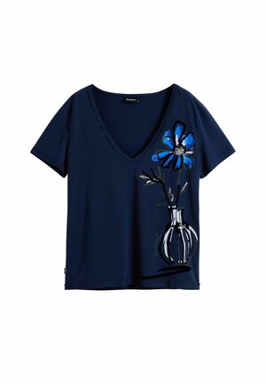 Marineblaue T-Shirt mit V-Ausschnitt und kurzen Ärmeln, mit einem floralen Design in Blau und Schwarz auf der Vorderseite, das eine Vase und eine Blume zeigt.