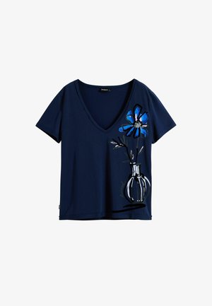T-paita tummansinisellä värillä, jossa on V-pääntie ja lyhyet hihat. Edessä on sinisellä ja mustalla kukkakuva, joka esittää maljakkoa ja kukkaa.