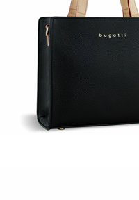 Schwarze, strukturierte Lederhandtasche mit einer klaren Form, hellbraunen Griffen und goldfarbener Markenkennzeichnung. Verfügt über Messingfüße an der Unterseite für Stabilität.