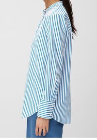 Camicia a maniche lunghe con righe verticali blu e bianche, colletto button-down, taschino sul petto e bottoni ai polsini, realizzata in tessuto leggero.