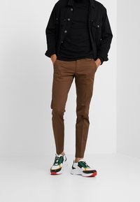 DRYKORN Stickad tröja - black