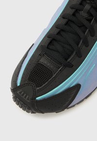 Adidaș negru cu accente irizate albastre, material texturat, design cu șireturi și talpă exterioară solidă din cauciuc, prevăzută cu perforații pentru respirabilitate.