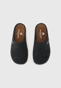 Mörk grå ulltofflor med en slät yta, öppen bak och en beige innersula som pryder "Shepherd"-logotypen.