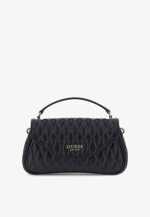 Schwarze, gesteppte Lederhandtasche mit Obergriff, Klappenverschluss und silbernem 'GUESS EST 1981'-Logo auf der Vorderseite.