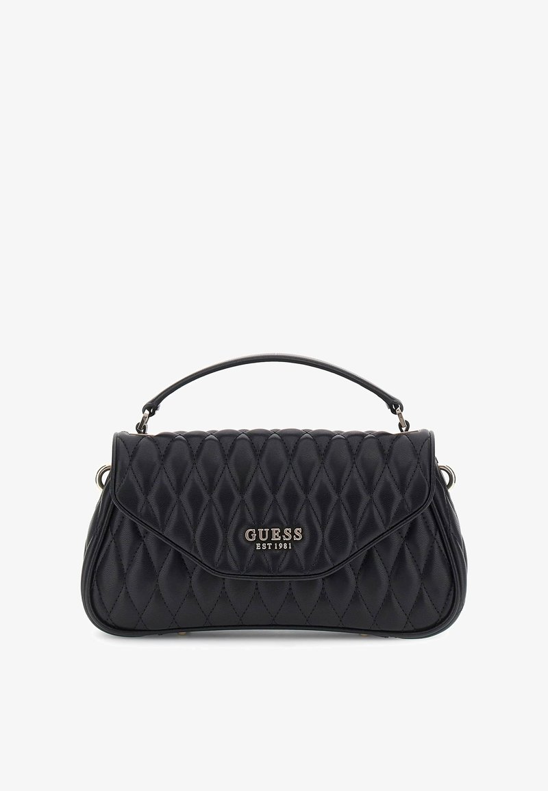 Czarna pikowana skórzana torebka z górnym uchwytem, z klapą oraz srebrnym logo "GUESS EST 1981" z przodu.