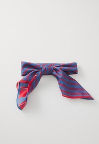 Blau- und rotfarbener Seidenschal mit einem Schleifenmotiv, das diagonale Streifen zeigt und aus leichtem Material gefertigt ist. Die Enden hängen frei und haben eine glatte Textur.