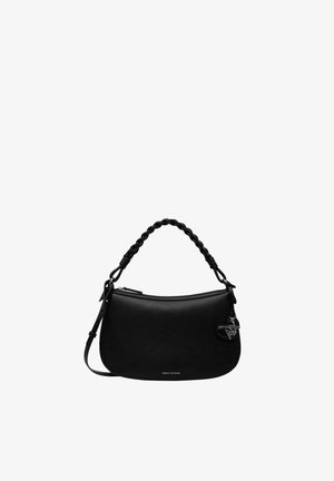 Bolso de hombro negro de cuero con asa trenzada, cierre de cremallera, charm en forma de corazón y pequeño logo de "Armani Exchange" en el frente.