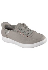 Sneaker in tela grigia con punta rotonda, suola in gomma bianca e lacci tono su tono. Presenta un design slip-on con un branding discreto e occhielli metallici.