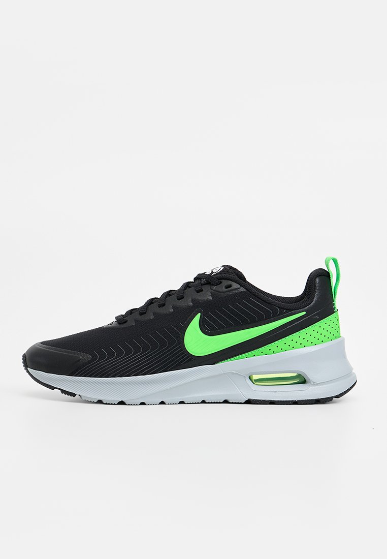 Schwarze Sportschuhe mit grünen Akzenten, Obermaterial aus Mesh, strukturierte Details und eine sichtbare Luftdämpfungseinheit in der Sohle. Gummisohle für Grip.