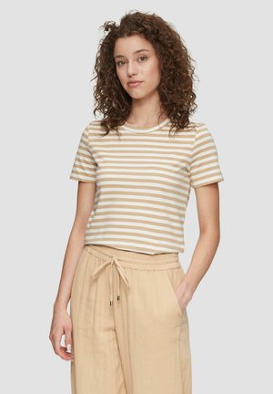 T-shirt rayé en beige et blanc avec des manches courtes, un col rond et une coupe décontractée, associé à un pantalon à cordon de serrage beige clair.