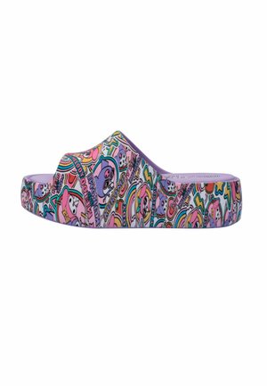 Fioletowa sandałka na platformie z kolorowymi postaciami z kreskówek, tęczami, gwiazdami i wzorami z tekstem pokrywającymi całą powierzchnię buta.