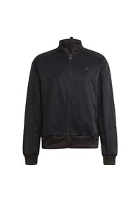 Svart atletisk jacka med hög krage, dragkedja, strukturerade paneler och tre vertikala ränder på ärmarna. Mjuk tyg, åtsittande design.