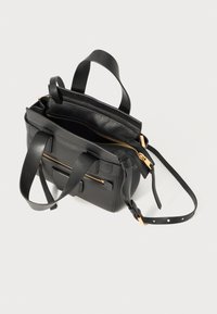 Borsa a mano in pelle nera con forma strutturata. Presenta dettagli in oro, due manici e una tracolla removibile. Include scomparti con zip.