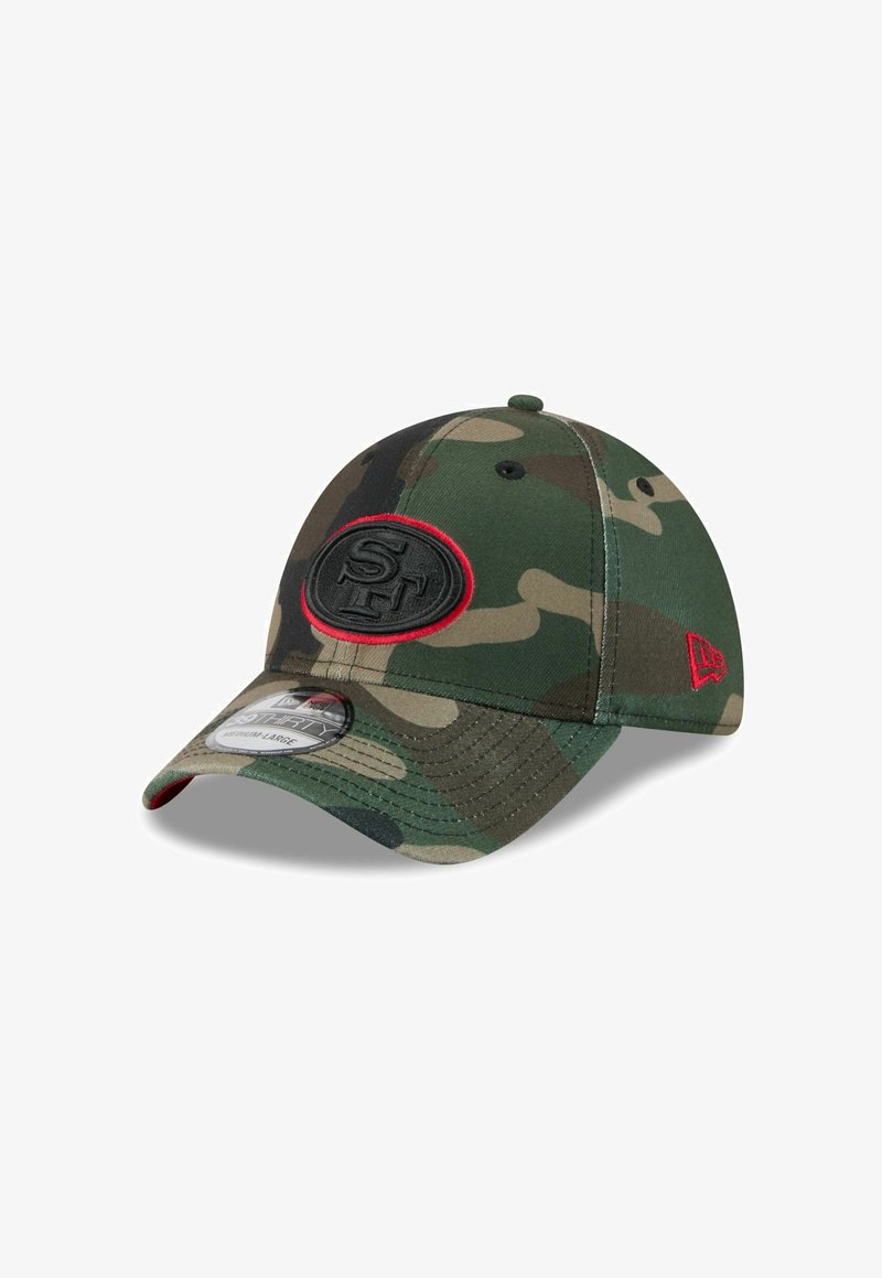 Casquette de baseball camouflage avec un logo circulaire noir et des accents rouges, visière courbée et tissu texturé. Idéale pour une tenue décontractée.