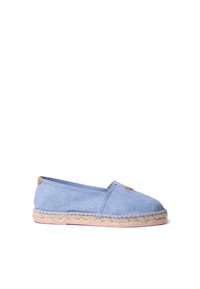 Světle modré plátěné espadrilky s zaoblenou špičkou, jutovou podrážkou a drobnými hnědými akcenty. Hladký povrch, ležérní design.