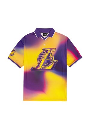 Lila és sárga rövid ujjú galléros póló nagy, texturált logóval, színátmenetes mintázattal és fehér díszítésű kontrasztos gallérral.