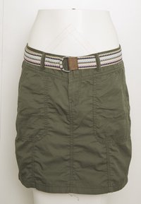 Oliwkowa spódnica o teksturowanym wykończeniu, z wielokolorowym paskiem w paski i dwiema kieszeniami po bokach. Akcent w postaci okrągłej metalowej klamry.