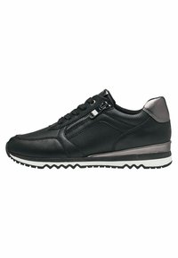 Sneaker nera in pelle con accenti in rete, dotata di una cerniera laterale, pannelli testurizzati e suola bianca a zigzag. Dettaglio metallico sul tallone.