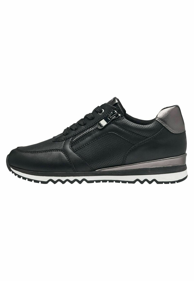 Sneaker nera in pelle con accenti in rete, dotata di una cerniera laterale, pannelli testurizzati e suola bianca a zigzag. Dettaglio metallico sul tallone.