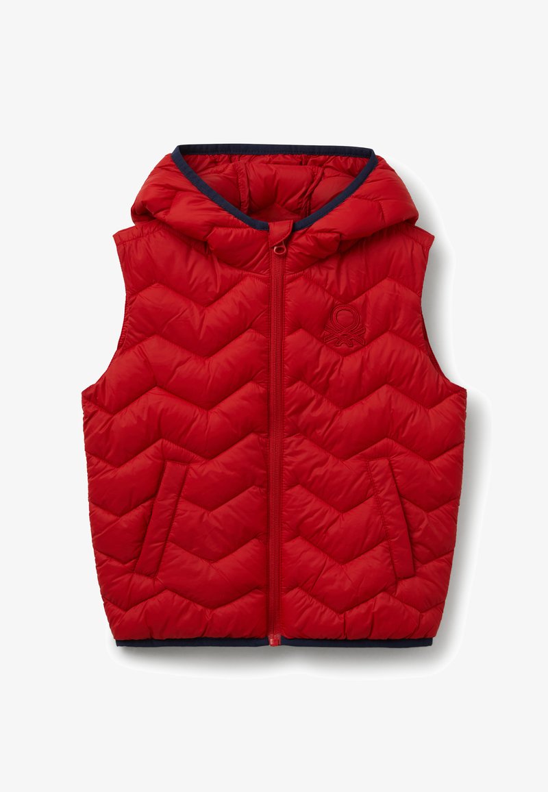 Gilet imbottito senza maniche rosso trapuntato con cappuccio, zip frontale, due tasche laterali e logo ricamato discreto sul petto.