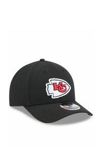 Schwarze Baseballmütze mit einem weißen und roten gestickten Logo der Kansas City Chiefs auf der Vorderseite. Gebogener Schirm aus strukturiertem Stoff.