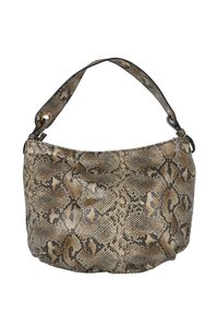 Bolso de mano con estampado de serpiente en marrón y beige, de forma curva, textura suave y una sola correa con detalles dorados.