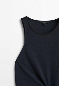 Débardeur noir sans manches avec un col rond et un subtil détail de nœud torsadé à l'avant.