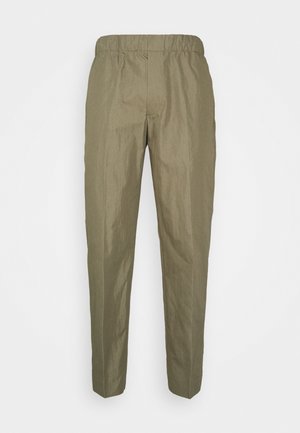 Pantaloni leggeri verde oliva con vita elastica, design a gamba conica e trama minima. Senza tasche o decorazioni visibili.
