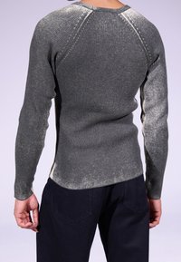 Grauer gerippter Langarmpullover mit subtiler Glanz. Hat ein tailliertes Design und Raglanärmel. Der Saum verläuft an den Seiten nach außen.